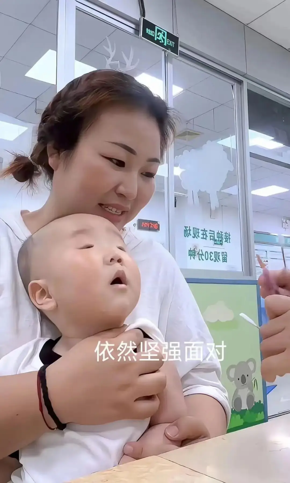 內地湖北省一名鍾姓女子近日在網上分享了她的兒子的照片，她稱兒子的眼睛異常小，幾乎看不到