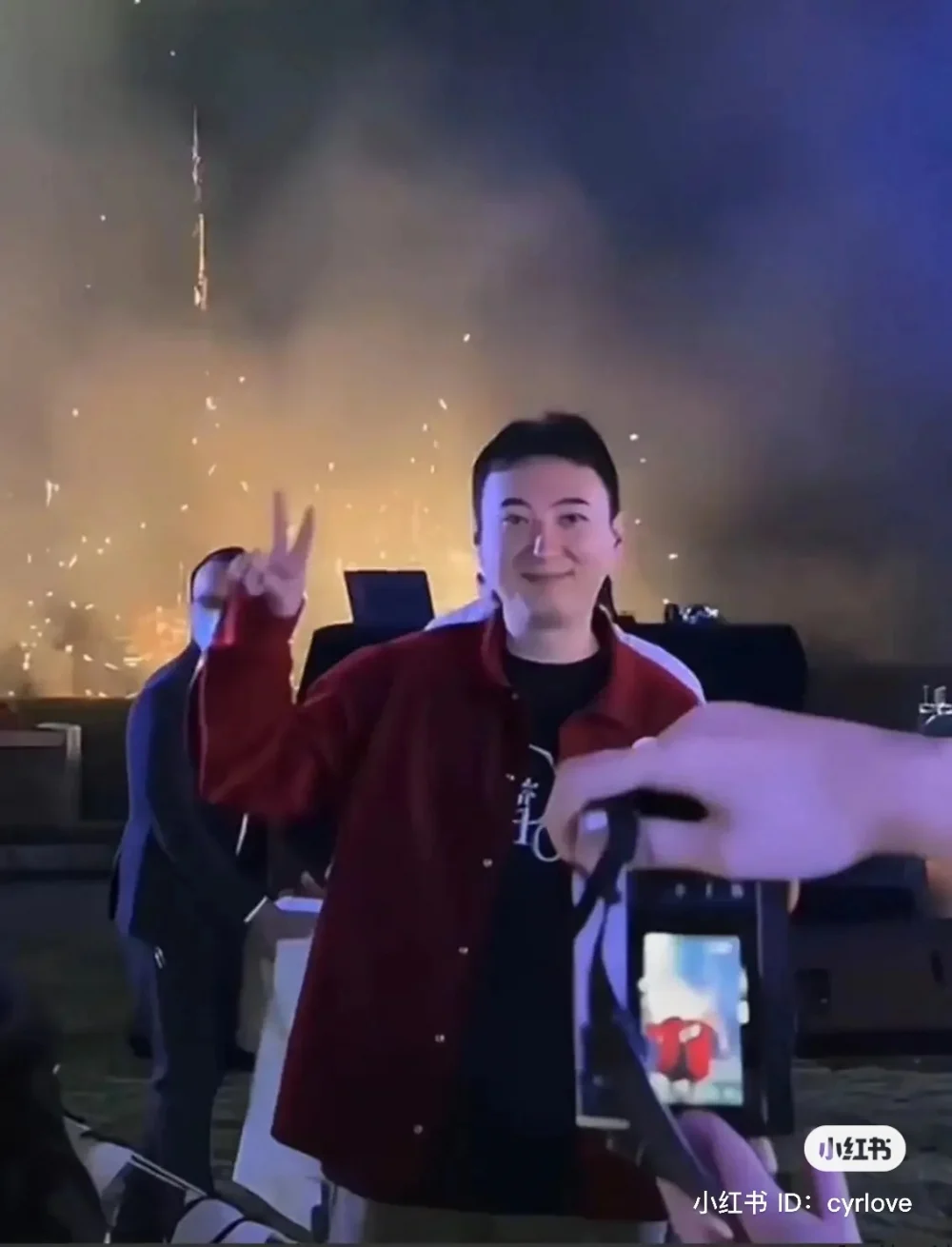 有網民猜測寶寶生父是內地前首富王健林的獨生子王思聰。