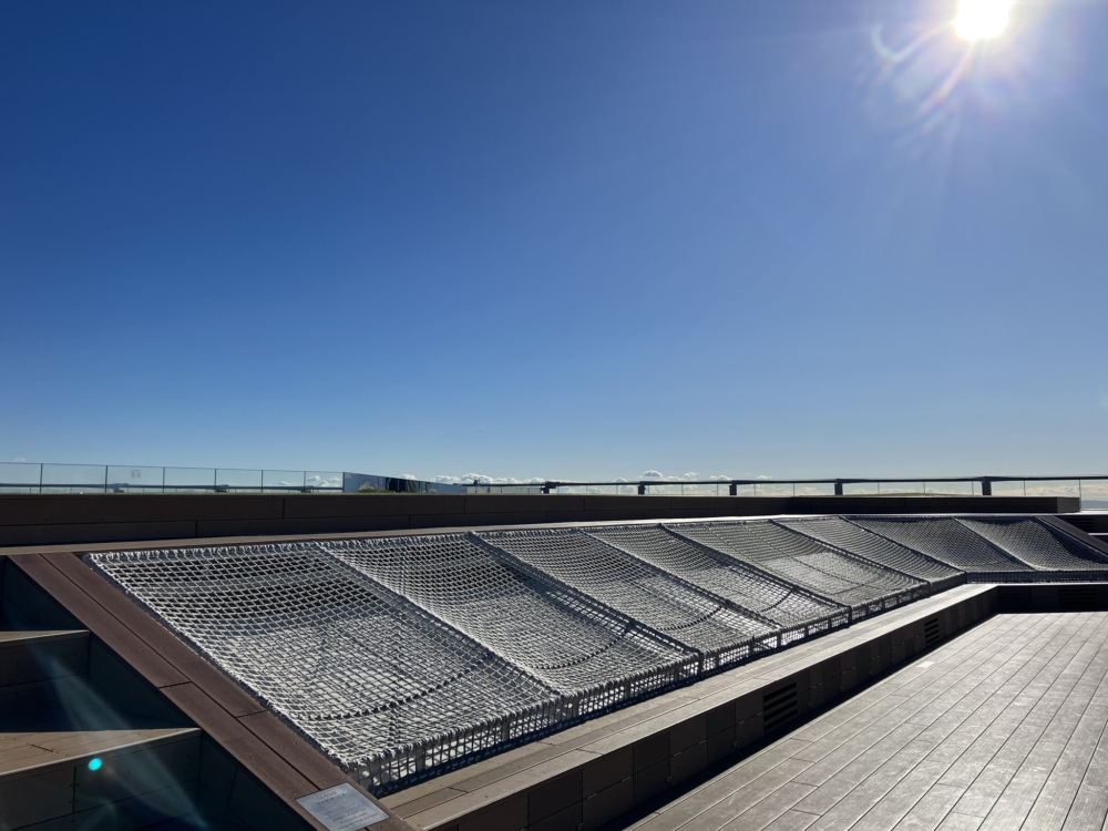 位於Sky Stage的斜面繩網吊床，躺在吊床仰望著天空，感覺好像躺在雲朵上！