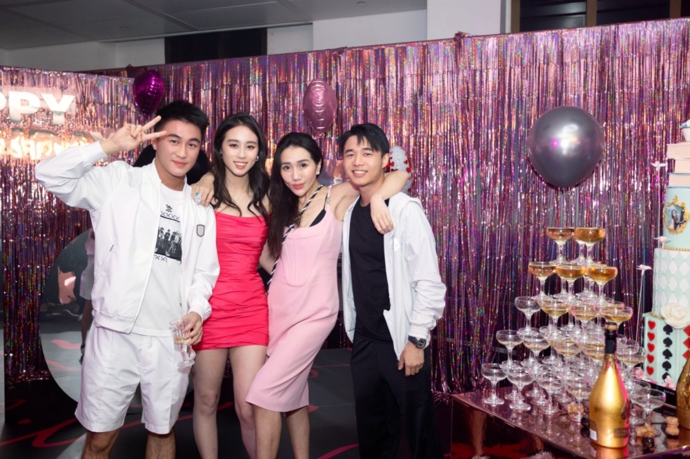 何超欣在小紅書分享了生日party的照片，除了媽媽梁安琪，家姐和哥哥都齊聚一堂