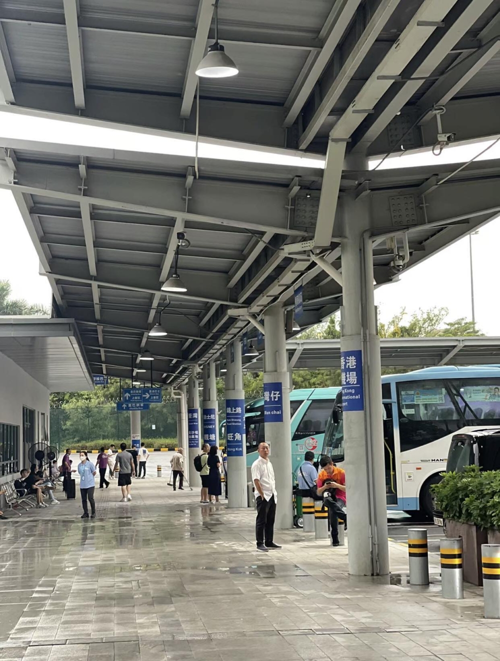 皇崗口岸實施「兩地兩檢」，如經皇崗口岸北上，須先前往香港的落馬洲管制站辦理出境手續，再乘車前往深圳的皇崗口岸辦理入境手續。