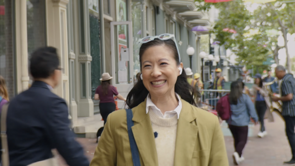 AirPods Pro加入語音隔離功能，用戶在使用耳機時會自動消除背景雜音，如風聲、施工噪音等，並加強語音音量。