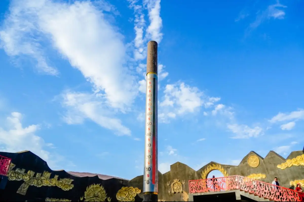 火焰山景區的巨型溫度計吸引了大量目光
