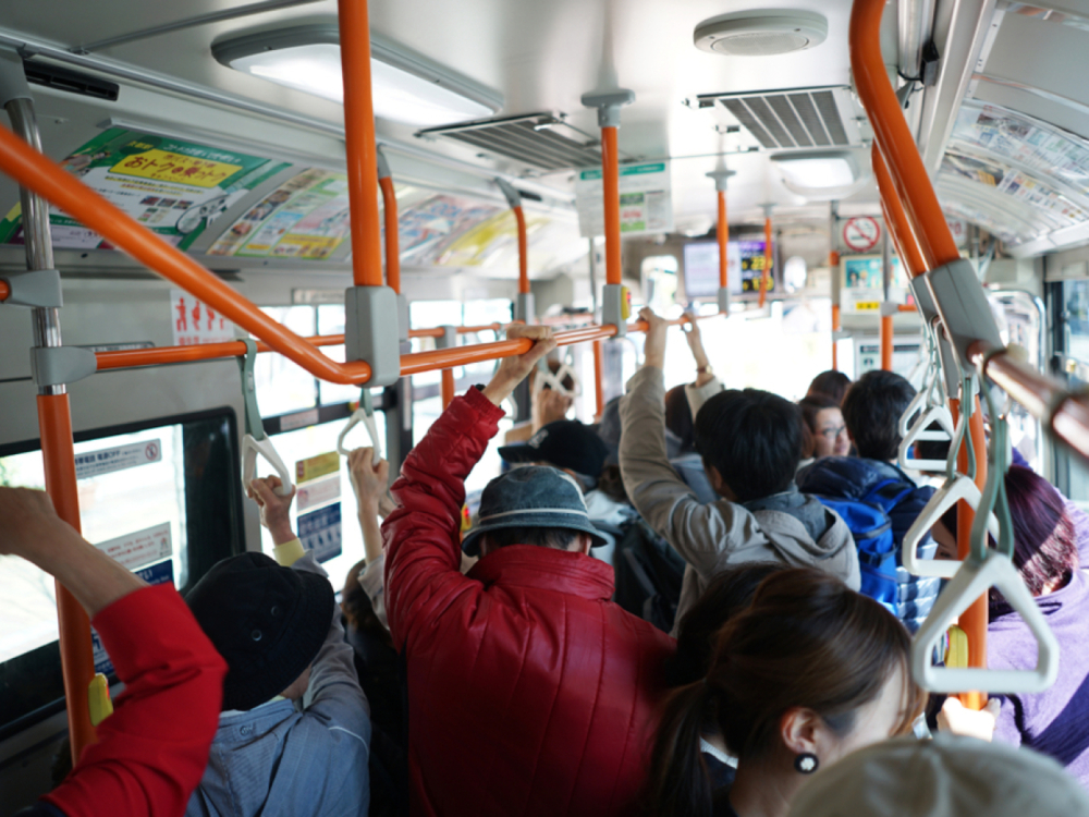 最近,日本京都市因遊客過多導致公共交通擠迫的情況愈來愈嚴重