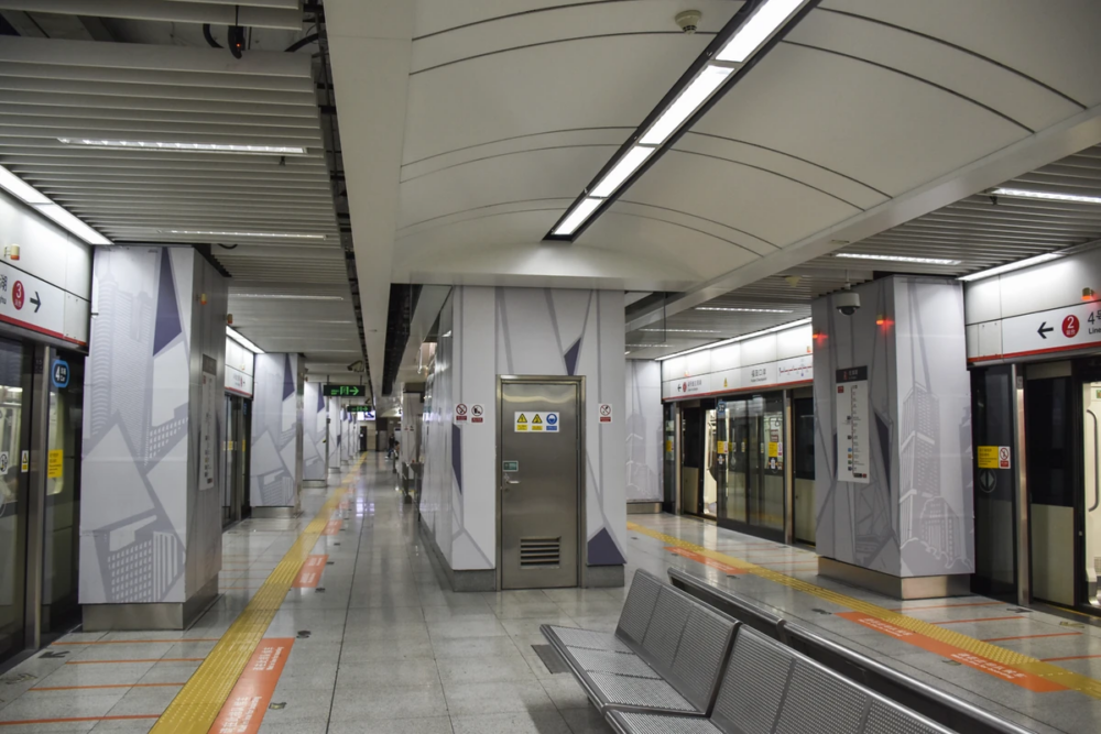 深圳地鐵「福田口岸站」位於福田口岸聯檢大樓，是地鐵4號線及10號線的起點站，兩條線分別連接多條地鐵線，轉乘更方便，過關後即可直接搭地鐵前往深圳各區遊玩！