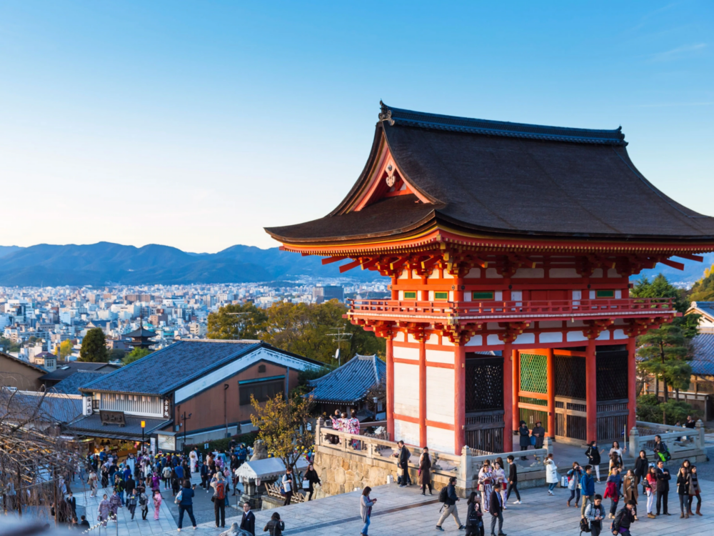 隨著旅遊業的發展,京都作為一個熱門旅遊目的地,每年都吸引了全球數以百萬計的遊客前來觀光