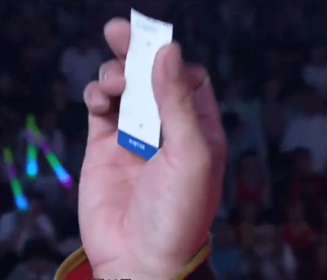 起初男子以為是景區「開玩笑」，會以等值的禮品贈送，沒想到工作人員真的牽出一匹白色純種蒙古馬