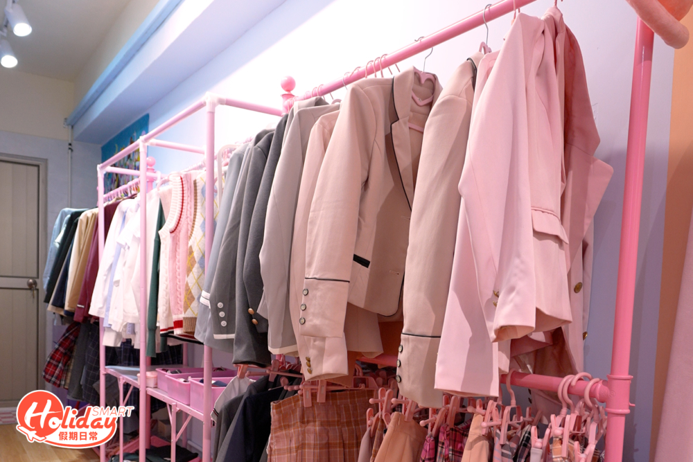 校服款式組合過百套,包括學生恤衫、西裝外套、背心冷衫及短裙等,任大家自由配搭。