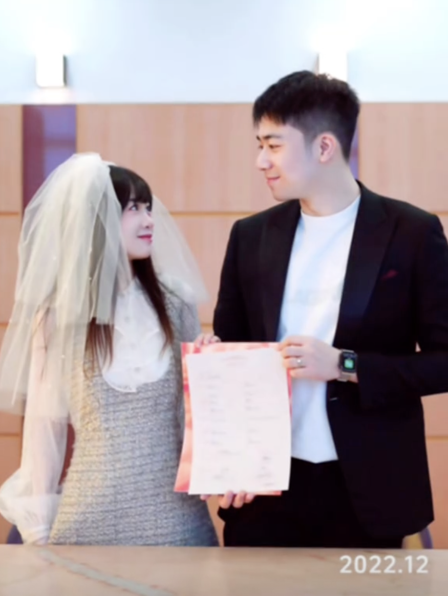 丁佳敏於1997年出生，她的丈夫周力源則比她大一歲