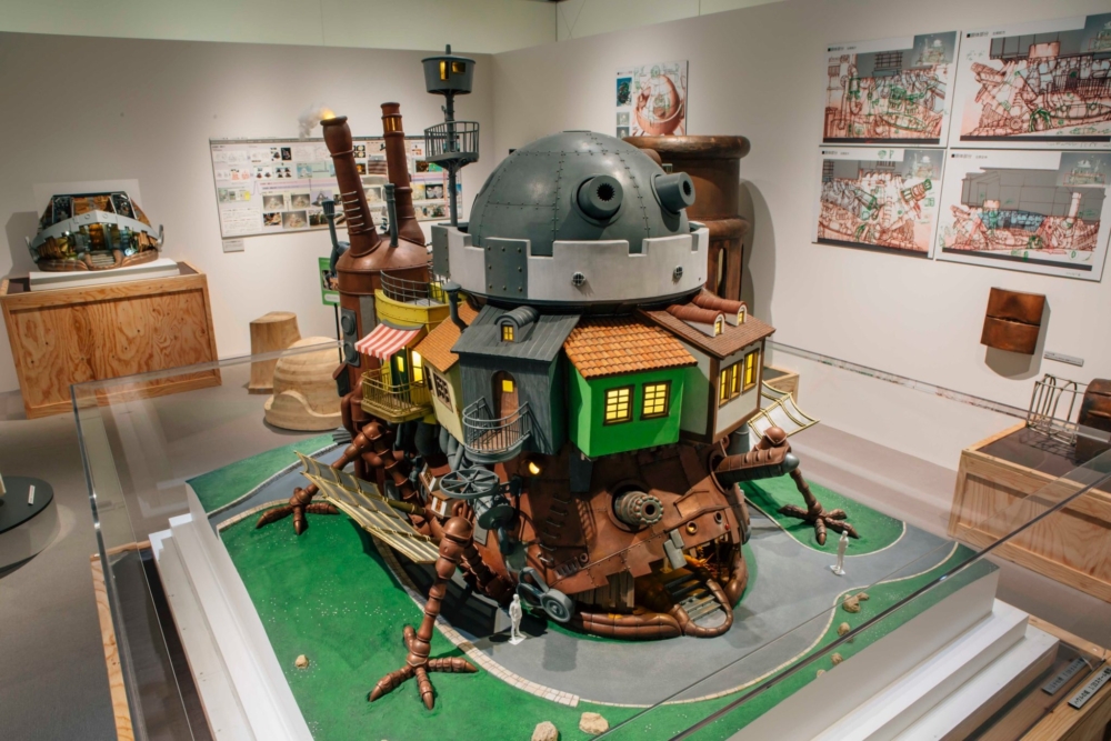 展覽介紹吉卜力世界觀，其中一大亮點是1：20比例的哈爾移動城堡模型！