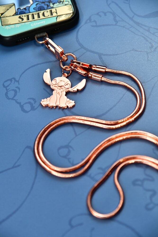 手機掛鏈率先IDEAS接受預訂，限量500條，玫瑰金色手機掛鏈以簡約設計配襯史迪仔可愛造型，就讓史迪仔伴你出遊吧！（每條港幣$398）