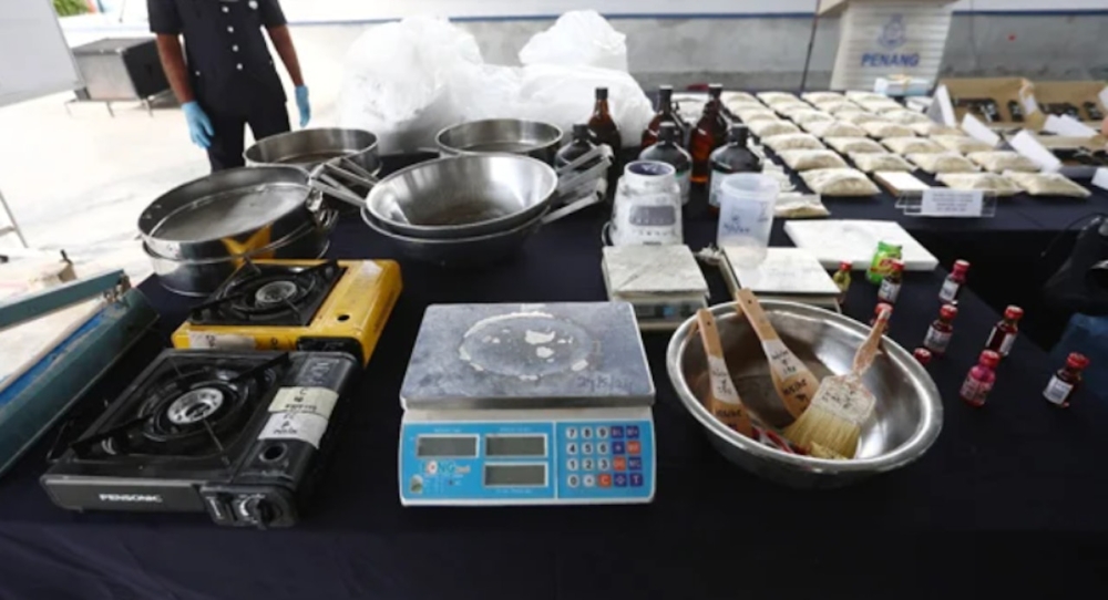 警方起獲製毒工具及大批毒品