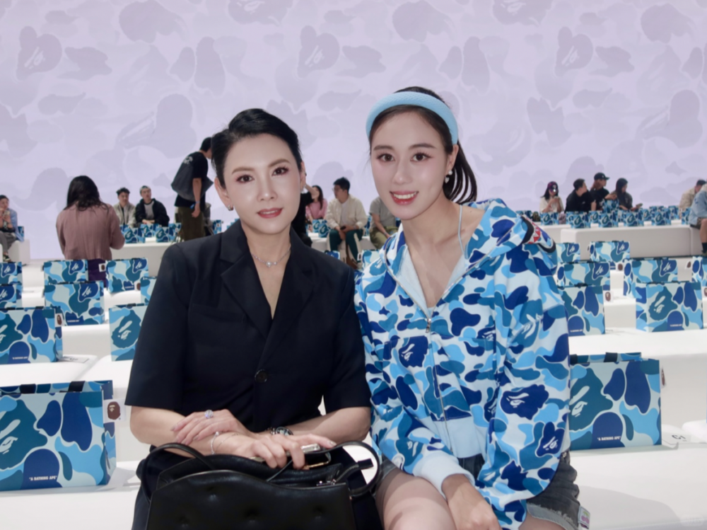 何超欣與邱淑貞合照