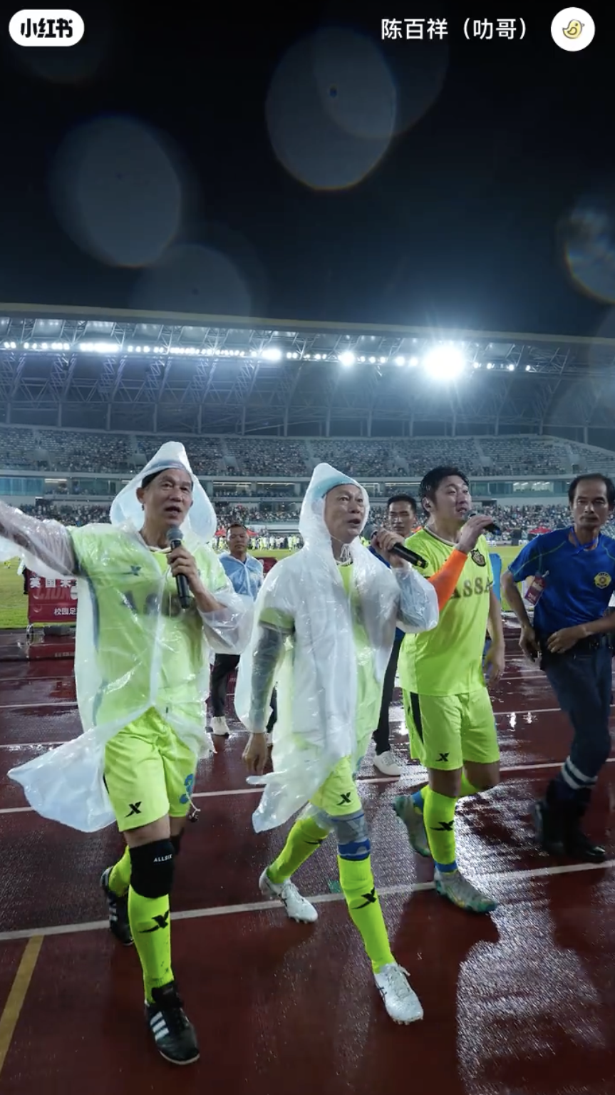 香港明星足球隊由譚詠麟、陳百祥 (阿叻)、黃日華等知名藝人組成