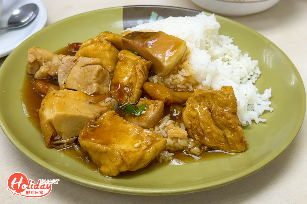 記者見在座幾乎每人一碟豆腐火腩飯。