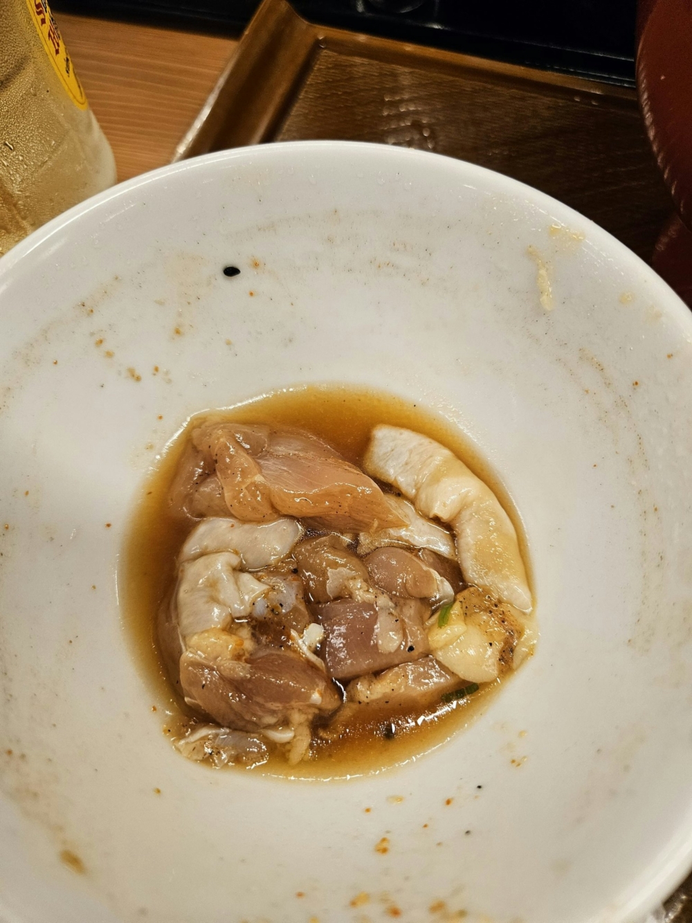 與麵分開、浸在醬汁裡的那碗雞肉明顯無煮過