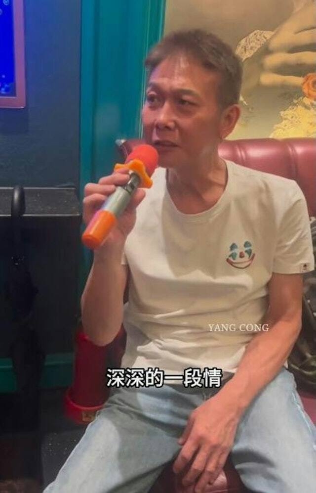 有網友在小紅書上載錢小豪在唱K獻唱《月亮代表我的心》的片段