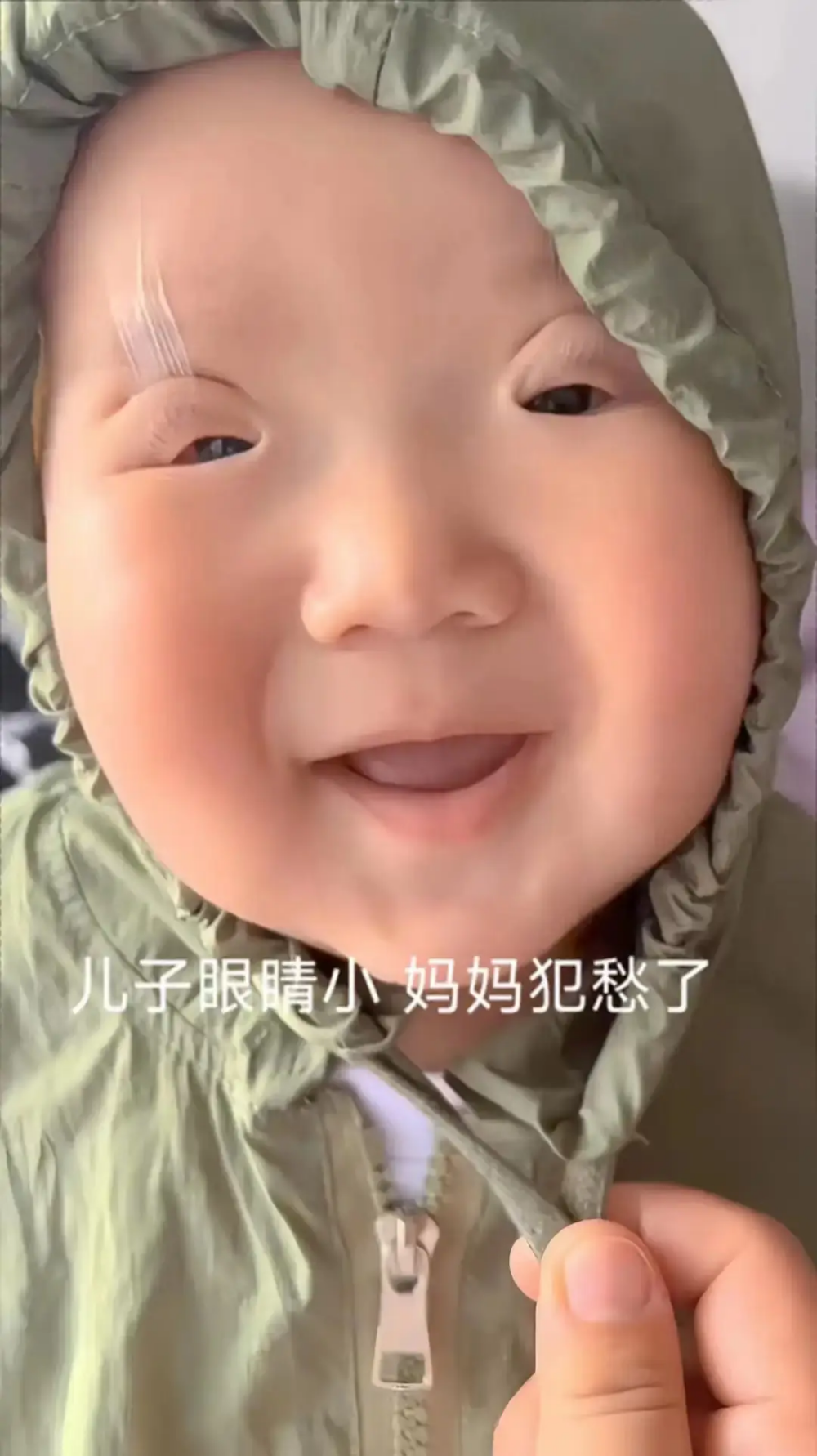 鍾女士對於兒子的眼睛大小十分擔心，更出動膠紙，黏起兒子的眼皮，希望可以令眼睛變得更大