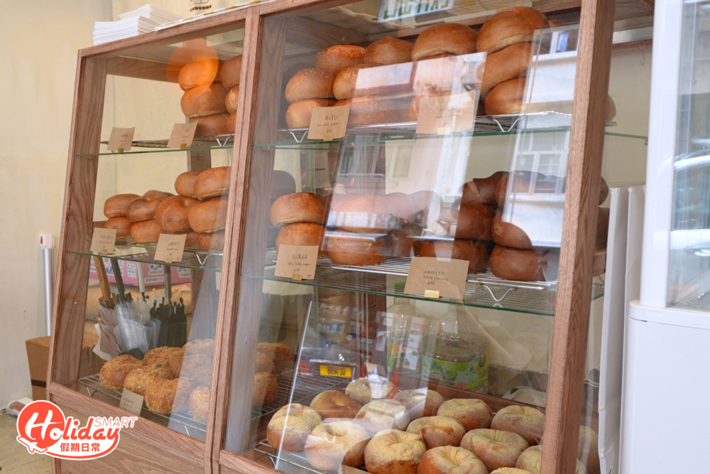 除了多款特色口味自家手工Bagel,亦有供應卷蛋、奶油鹽卷及特飲等。