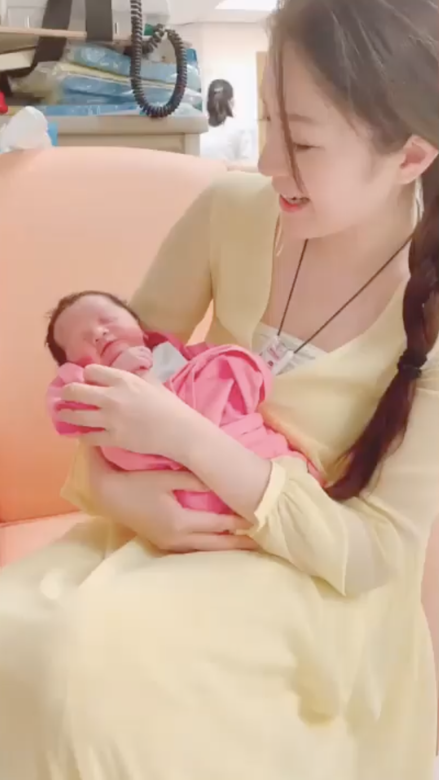 其實,婚前苟姑娘透露自己喜歡小朋友,但老公想享受二人世界,所以暫時不考慮生小朋友。