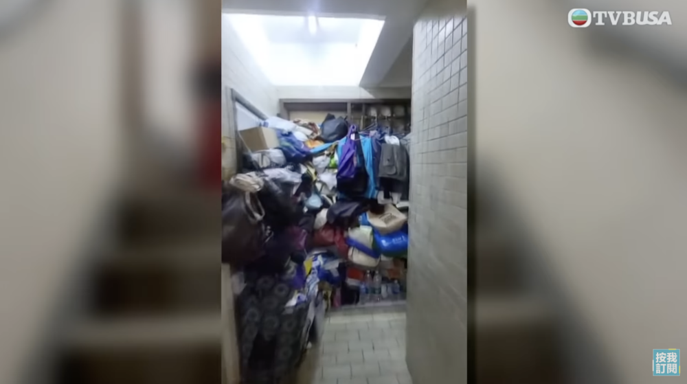 《東張西望》經常接獲報料,採訪香港不同地方的「垃圾屋」,今次更只能在走廊採訪