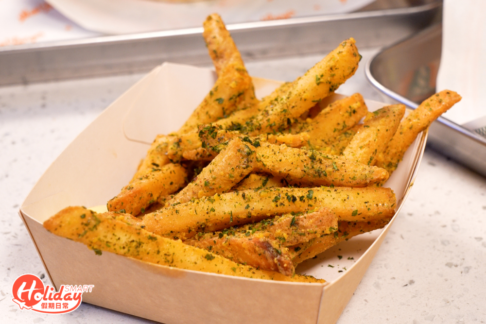 金沙鹹蛋黃紫菜薯條也是必食之選，每一條薯條都用鹹蛋黃包裹著。