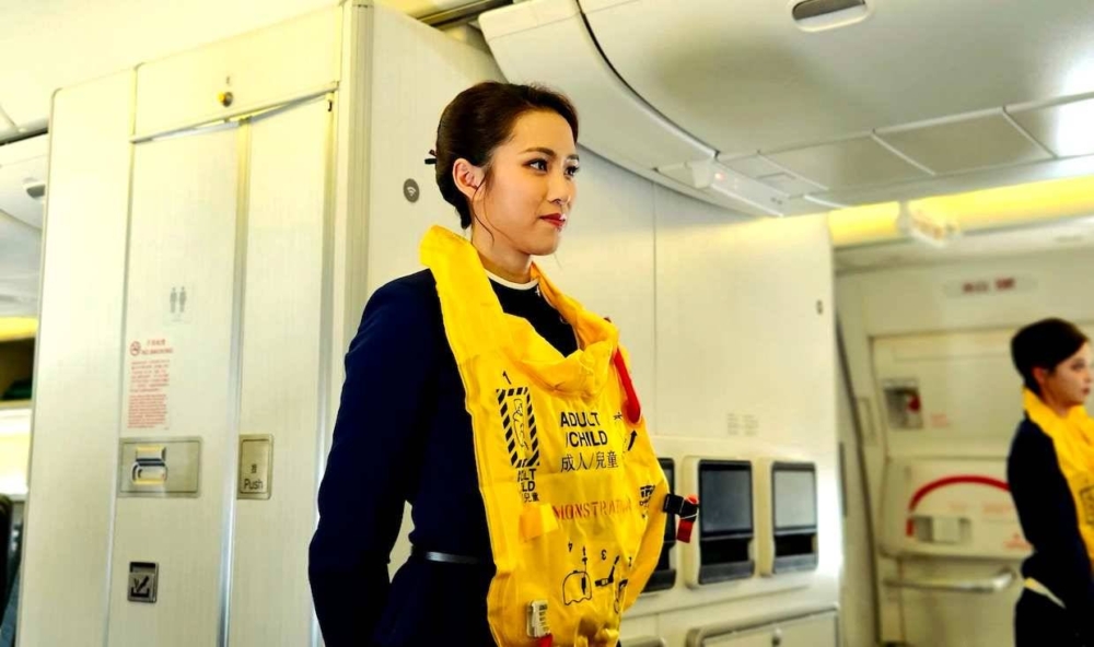 如果機艙內突然需要緊急撤離,空姐已經知道邊啲乘客可能可以協助佢哋快速疏散其他乘客