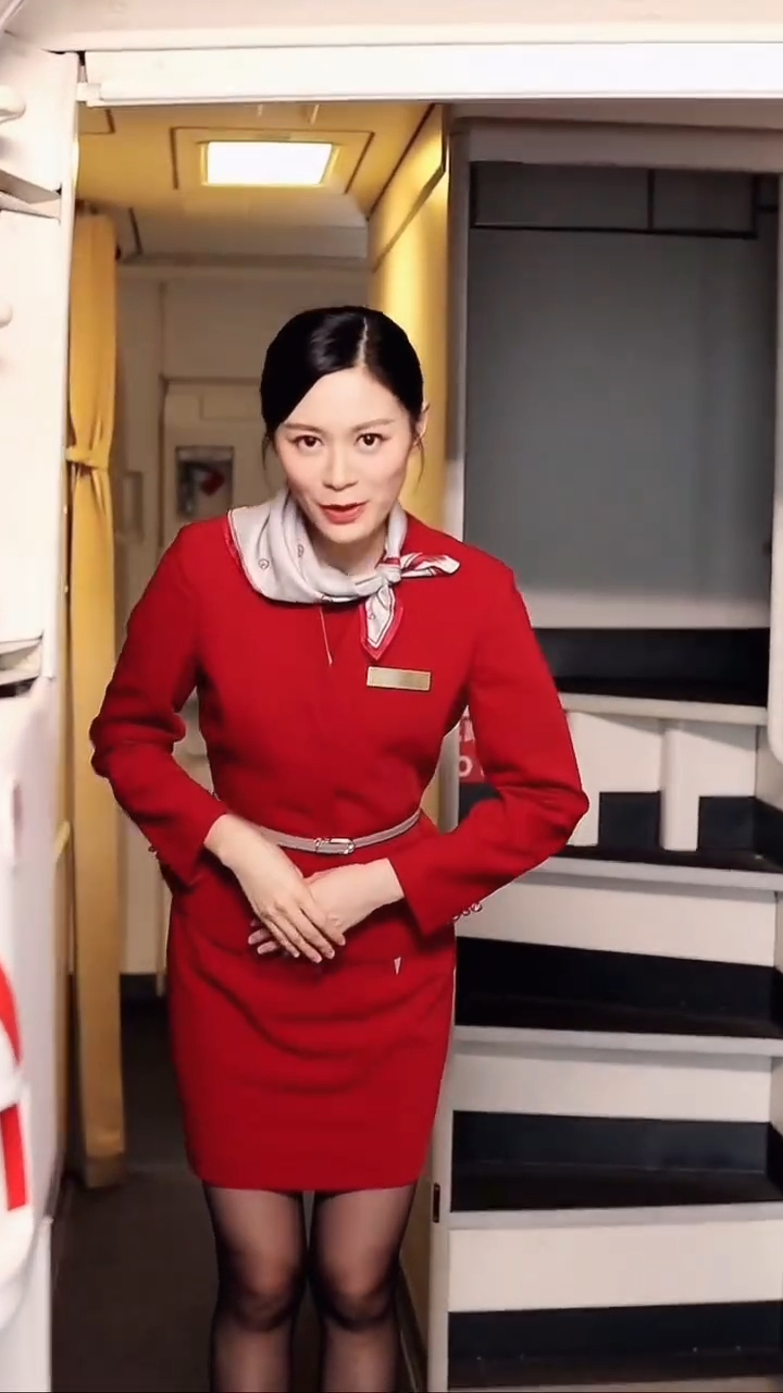 旅客登機走進機艙時,常可見空姐站在入口處親切、熱情地向每位乘客打招呼