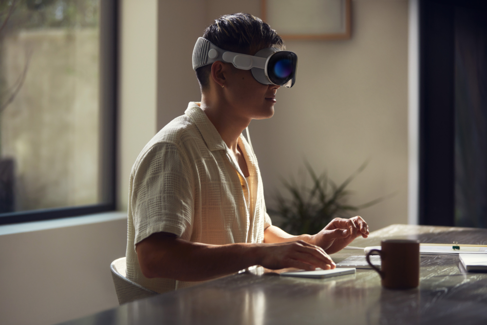 近視者可以使用Vision Pro,Apple提供讓近視者可以根據自己的度數打造裝置鏡片,以確保視覺真實度以及眼球追蹤精準度,佩戴後一樣可以看得清楚!