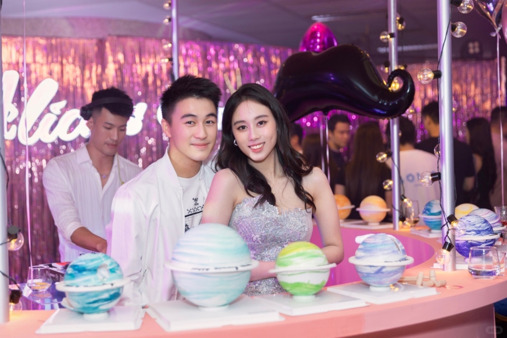 何超欣與哥哥何猷君感情超好！