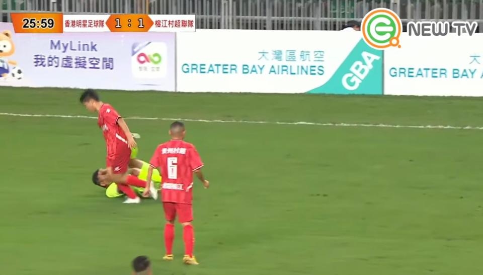 去年底,黃日華也曾因「報復性」踢人事件備受批評