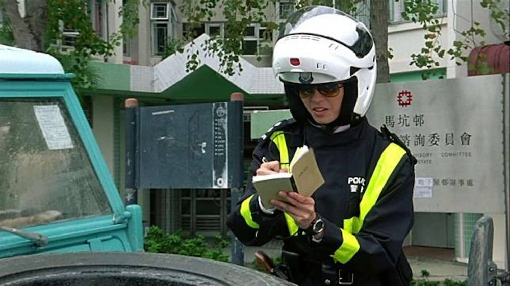 紅磡世界殯儀館外街道深夜有靈車違泊路邊，被警察抄牌