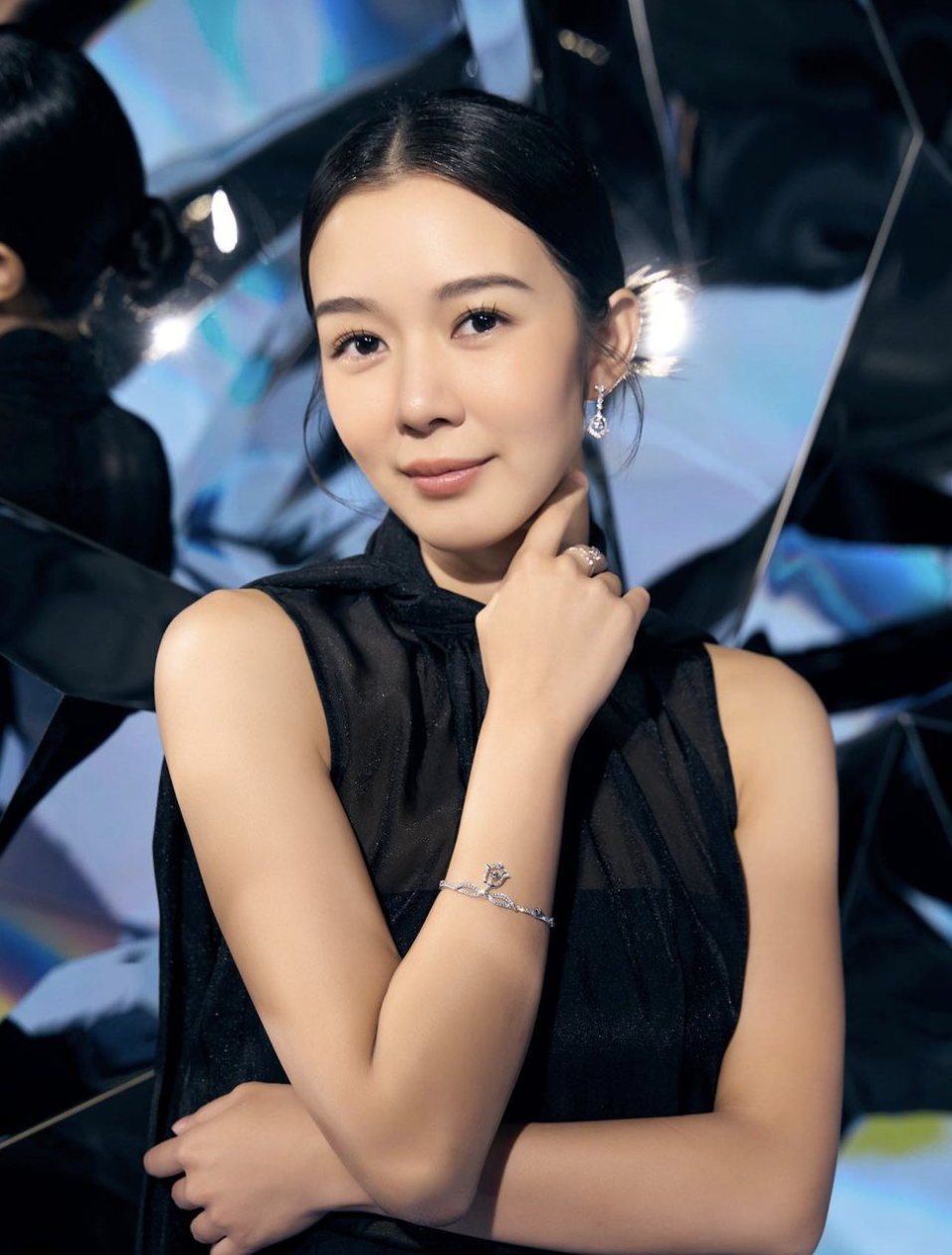 然而日前二人同場出席品牌活動，當中香香就激罕在社交平台貼出同框合照！