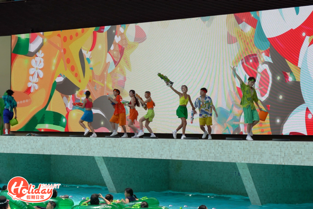 天海灣舞台會上演多場精彩表演，包括「熱情狂舞表演」、「水鼓狂歡表演」及「熱帶音浪樂隊表演」，