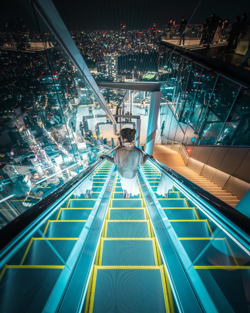 從46樓通往47樓Sky Stage的玻璃自動扶手電梯，入夜後絕美！