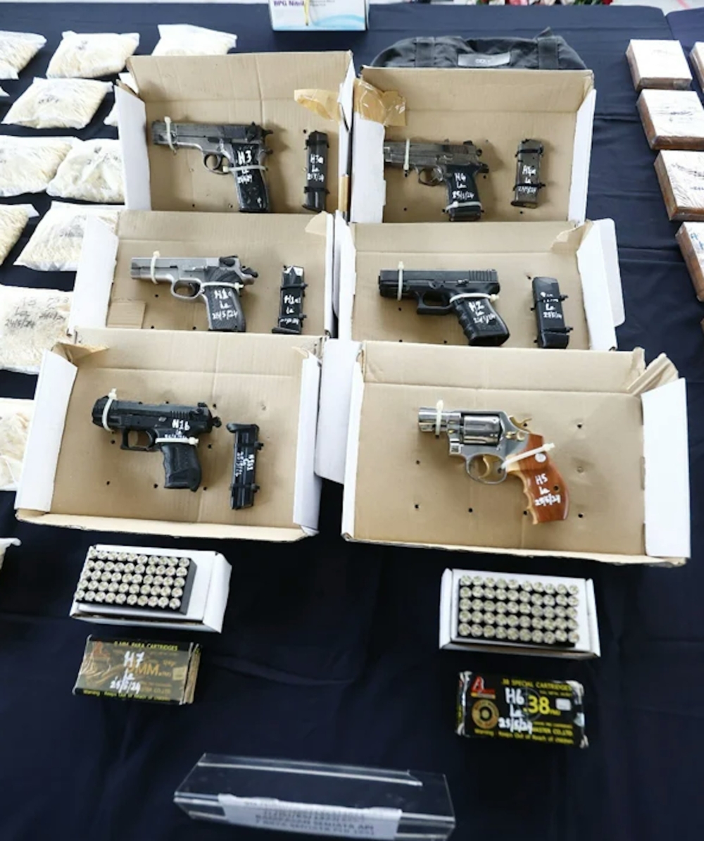 警方同時撿獲6把手槍、100發子彈,正追查來源及有否涉及用於刑事案件。