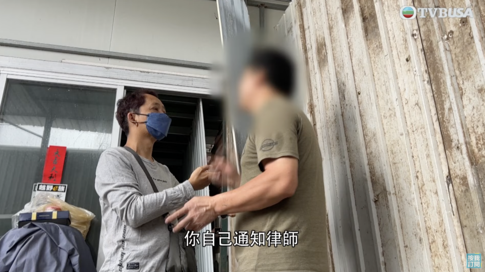賈女士聘請的保安不准天發入屋,僅將部分物品拿到門口與天發交收。