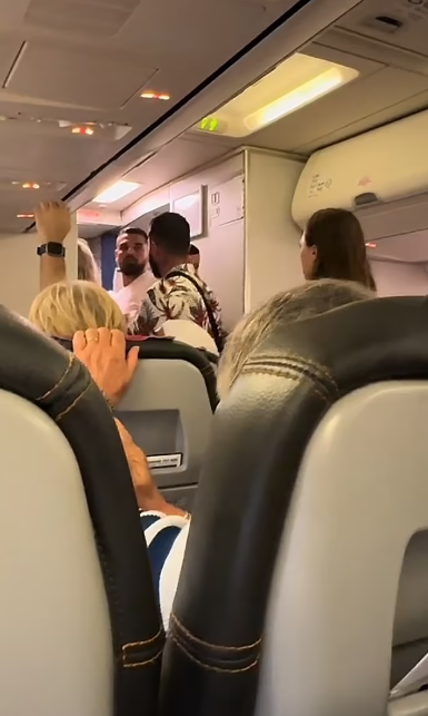 據稱當時機組人員並未提供太多幫助，更離譜的是，客機竟然準備繼續起飛