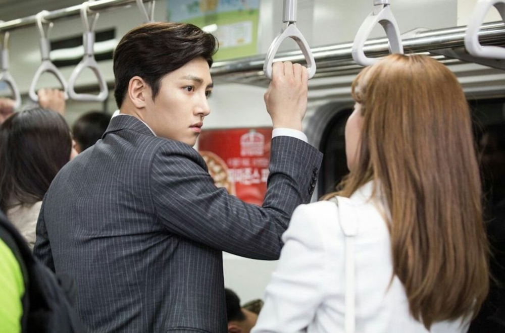 日本地鐵車廂一向擠逼，尤其上下班時間通常都人滿為患，如果你背著大大的背囊，會佔用更多的空間，也容易撞到其他人