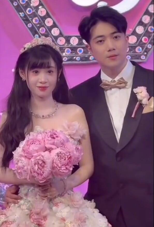 據丁佳敏透露，她和周力源是青梅竹馬