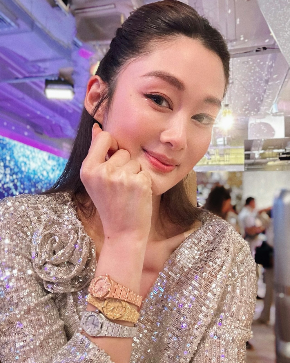 香香不論樣貌還是身材都絕不輸細7歲的麥明詩！