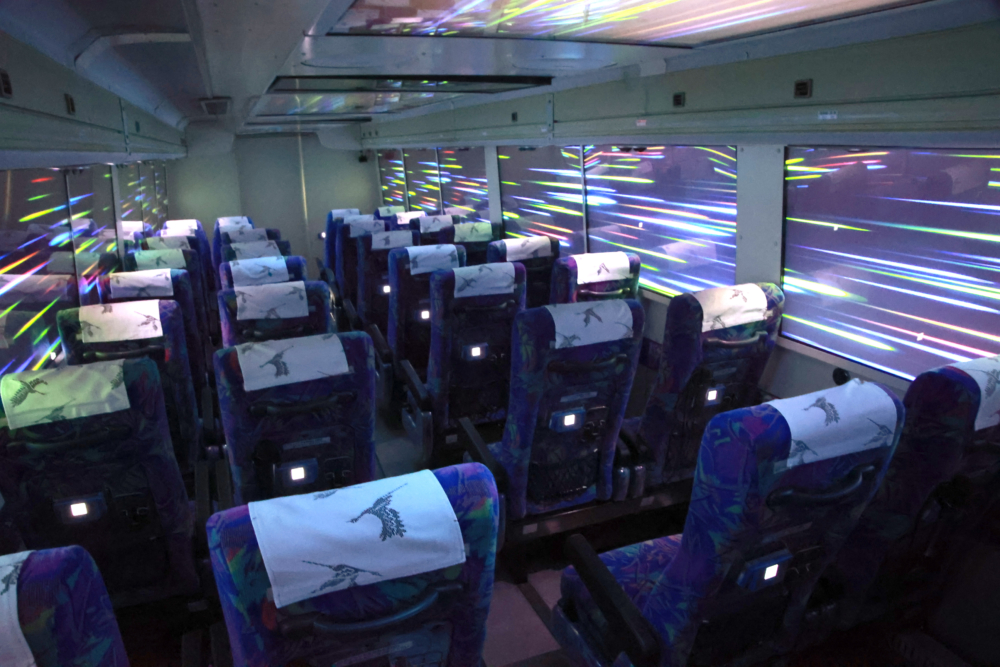 巴士的特別之處是沒有設置任何車窗，巴士兩側及天花板都設置了超巨型螢幕。