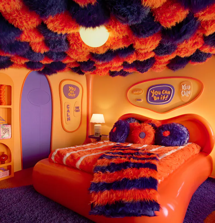 阿焦的房間不但寢具和天花板都毛茸茸的，牆上更是有許多鼓勵的語句