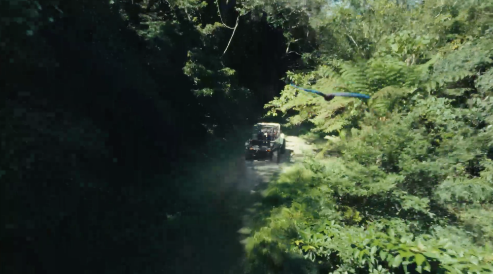 遊客可搭乘大型越野裝甲車，體驗一場真實的逃命之旅