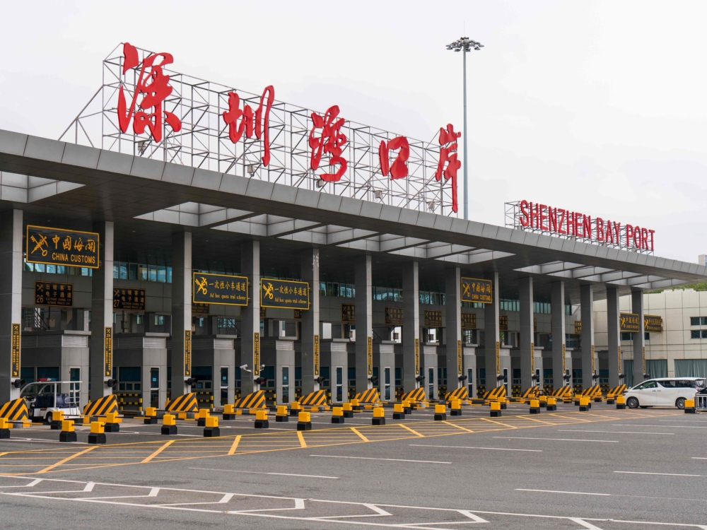 連接香港及深圳南山區的深圳灣口岸是其中一個北上深圳的陸路口岸。