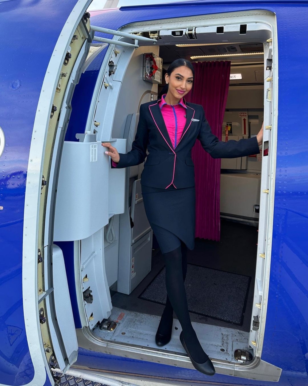 來自匈牙利一間廉航「威茲航空(Wizz Air)」嘅空姐Rania喺TikTok上分享咗一段短片公開空姐打招呼背後原因。