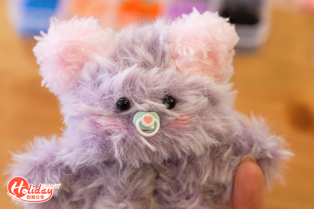 再用胭脂替公仔化妝。