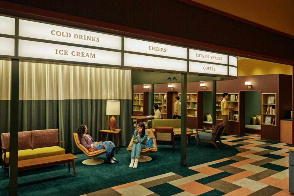 擺滿1955年在美國流行的中世紀設計風格的桌椅