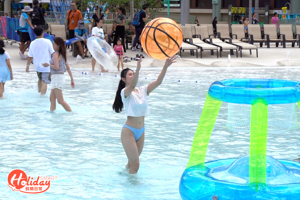 大家可以與朋友組隊大玩水上籃球及水上排球。