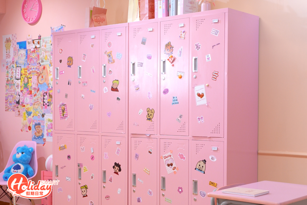 每個角落佈置都花足心思,連儲物櫃及書桌都是粉嫩的顏色,少女心大爆發,如一秒置身K-POP場景。